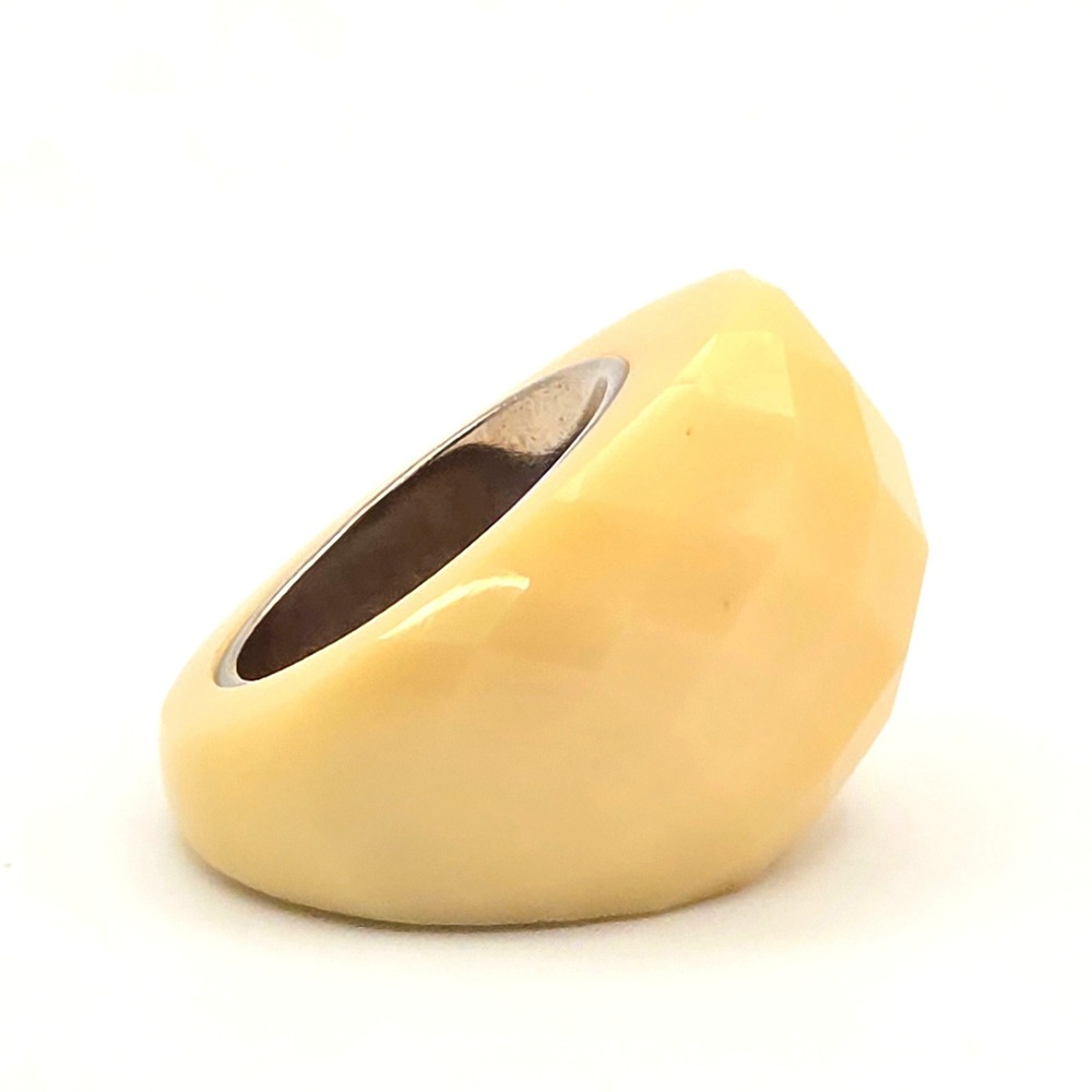 BCBG Maxazria Cream Faceted Resin Dome Cocktail Ring Silver Tone Inner Band Sz 6